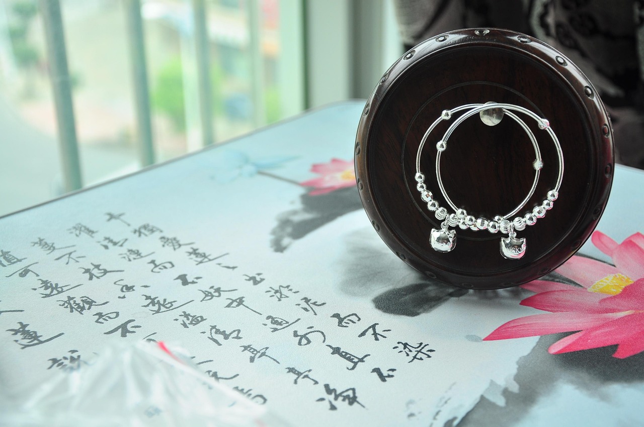 圣罗兰小金条最新系列，时尚与品质的完美融合亮相！